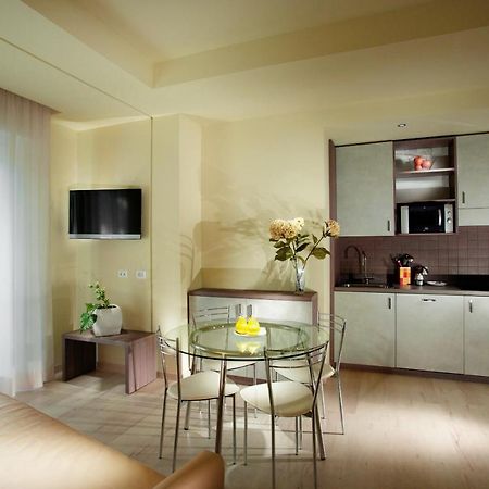 Residence Elisabetta Чезенатико Екстериор снимка