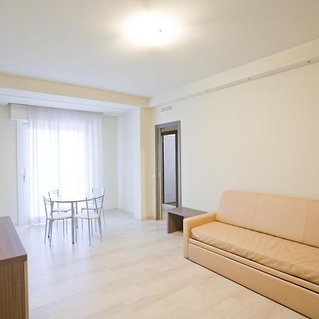 Residence Elisabetta Чезенатико Екстериор снимка