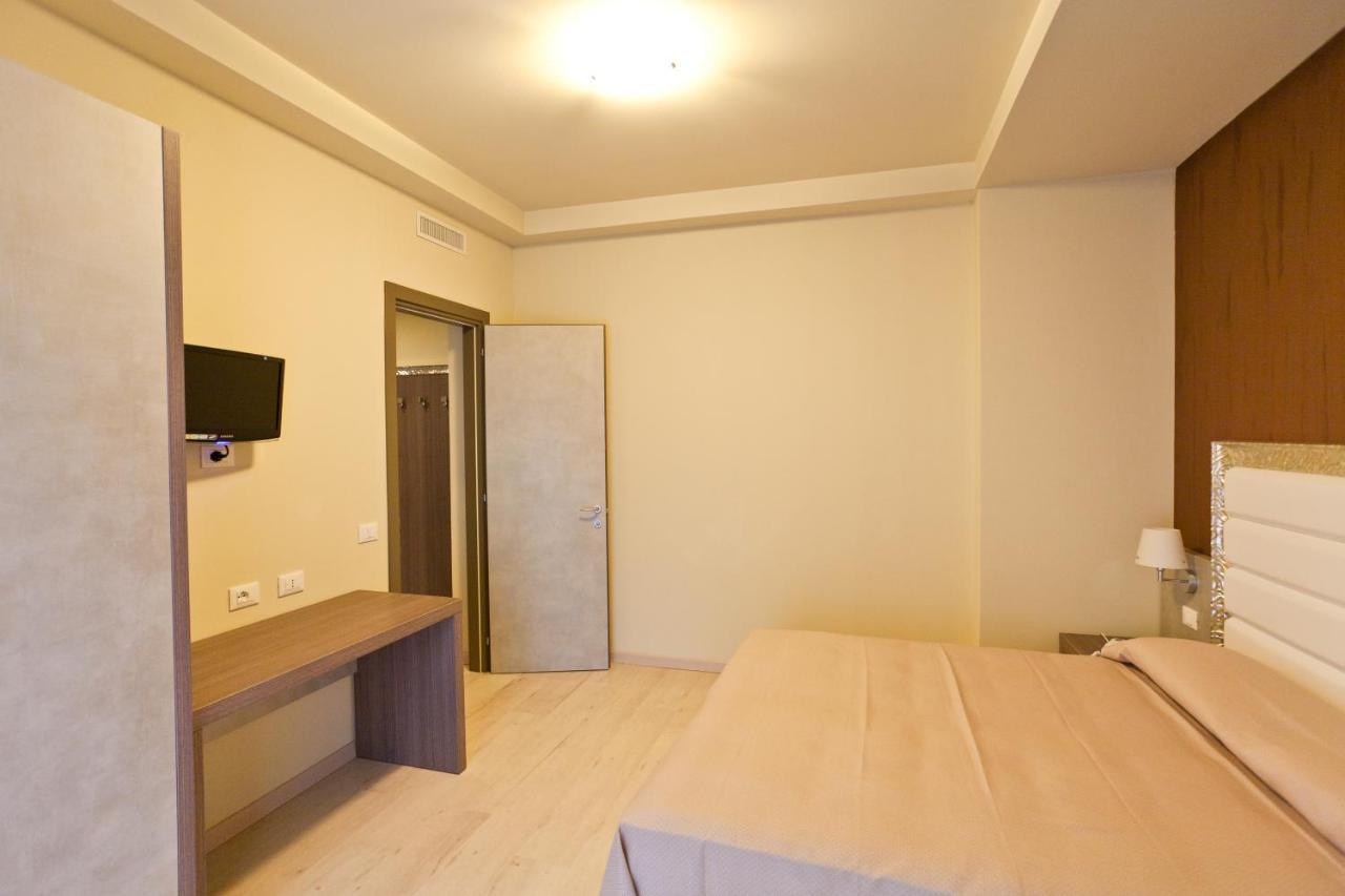 Residence Elisabetta Чезенатико Екстериор снимка