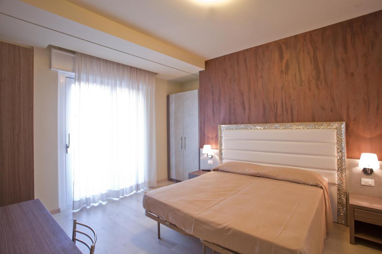Residence Elisabetta Чезенатико Екстериор снимка