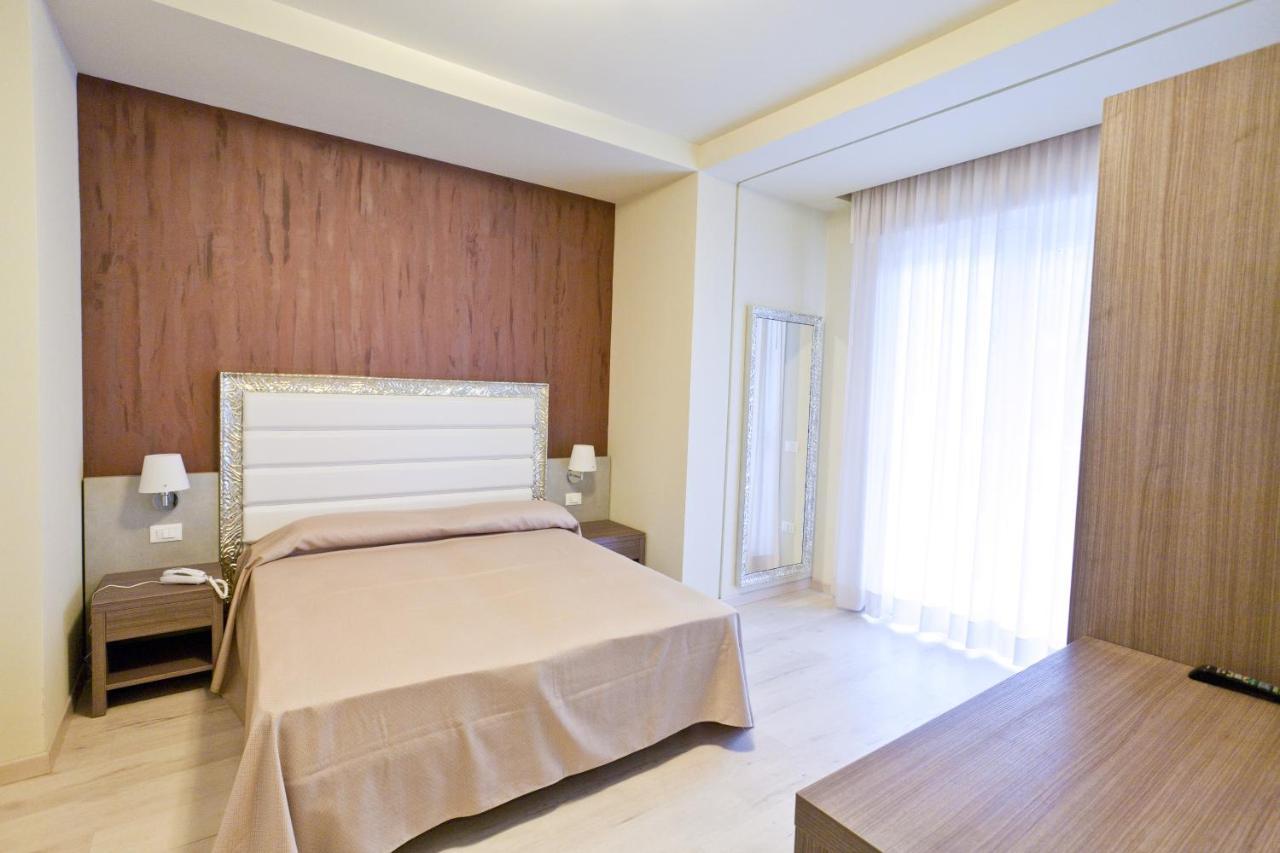 Residence Elisabetta Чезенатико Екстериор снимка