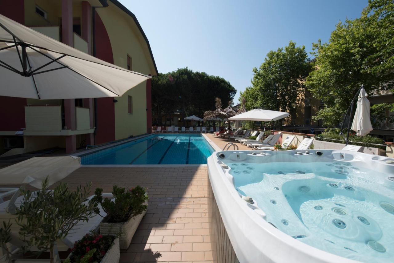 Residence Elisabetta Чезенатико Екстериор снимка